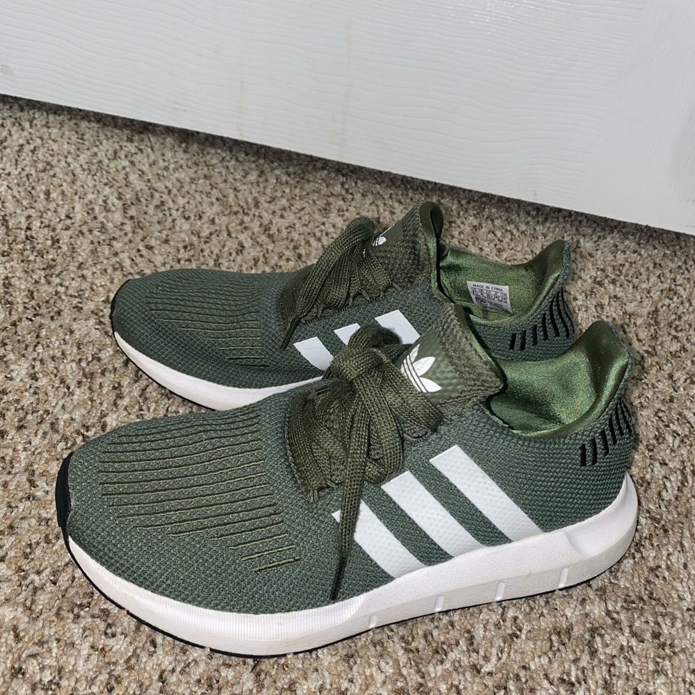 Adidas tennis shoes in perfect condition